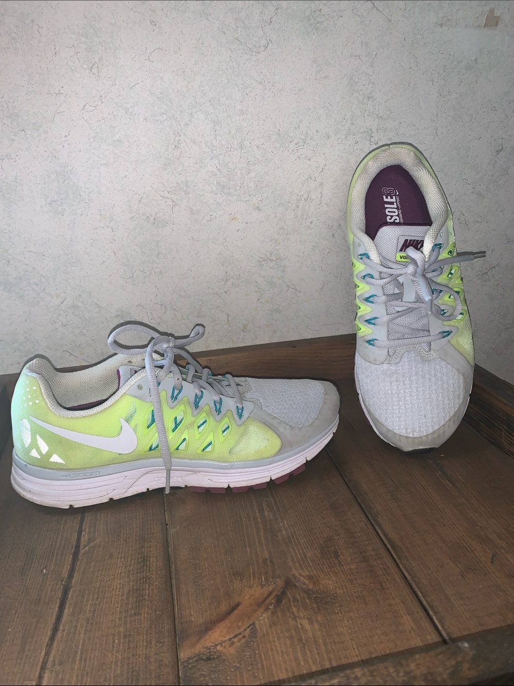 Nike Women’s Vomero 9 gray/ white with Neon Yellow & Purple Insoles